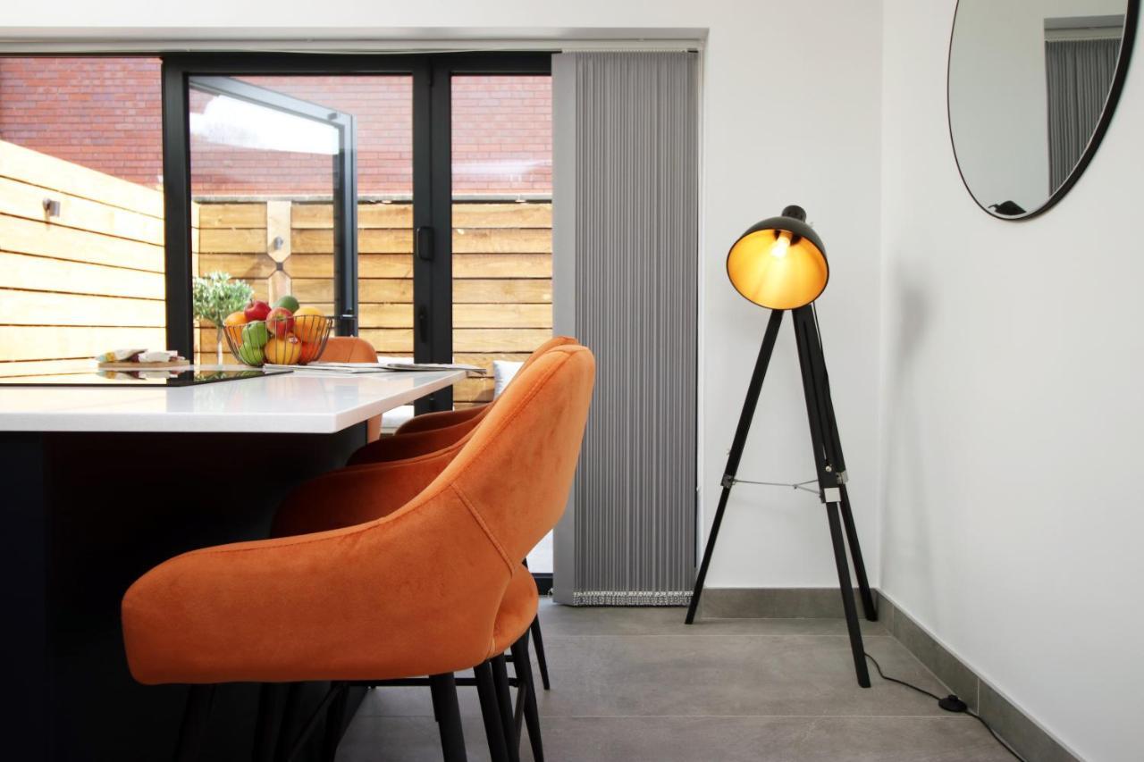 New Spacious 2 Bed Getaway - Private Courtyard! - Underfloor Heating Кардифф Экстерьер фото